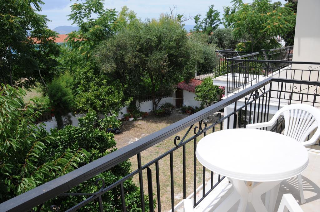 Vicky'S Garden Apartment Kalamaki  Bagian luar foto